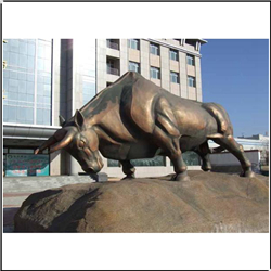 開(kāi)荒牛雕塑