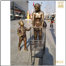 室外商場門前推購物車銅雕塑 室外商場門前推購物車銅雕塑