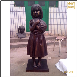 小女孩手抱寵物銅雕塑 小女孩手抱寵物銅雕塑